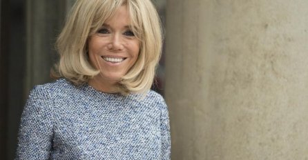 LJUDI NE MOGU DOĆI SEBI, OVAJ PRIZOR SE RIJETKO VIĐA: Prva dama Francuske se SKINULA U KUPAĆI KOSTIM, svi joj gledali u noge (FOTO)