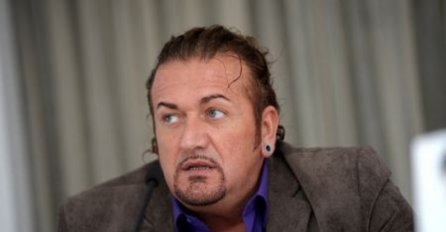 SVI ZNATE MACU, A OVO JE NJEGOVA 20 GODINA MLAĐA SUPRUGA: Sva je istetovirana i objavljuje samo provokativne slike (FOTO)