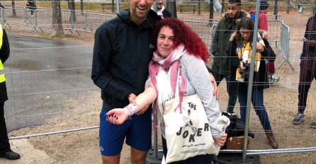 NOVAK NIJE VJEROVAO ŠTA VIDI: Djevojka mu na ulici prišla i ZAGRNULA MAJICU, a onda ŠOK! (FOTO)