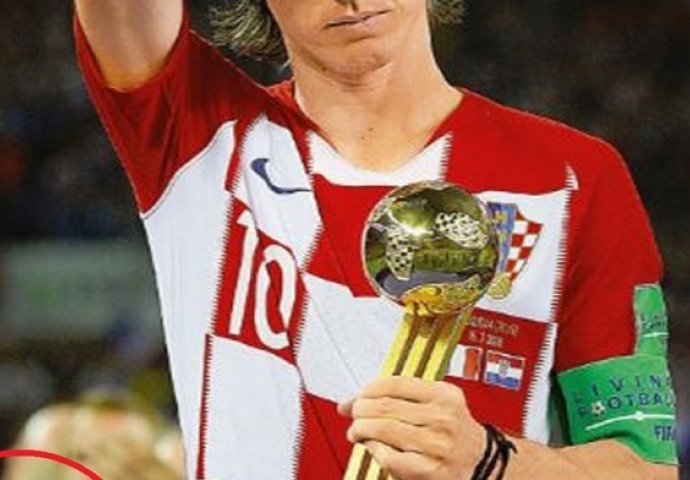 KOLINDA UŠLA U PANINIJEV ALBUM SA SLIČICAMA: Gurnula glavu kad je MODRIĆ pozirao, OVO MORATE VIDJETI (FOTO)