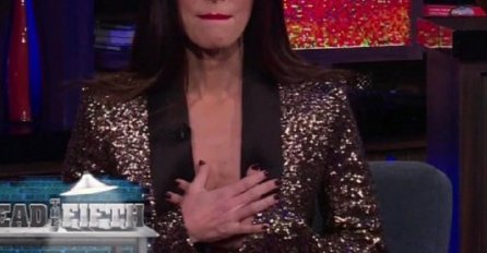 GLUMICA DOŠLA U EMISIJU BEZ GRUDNJAKA: Grudi samo što ne ispadnu, hipnotisala sve dekolteom do pupka (VIDEO) 