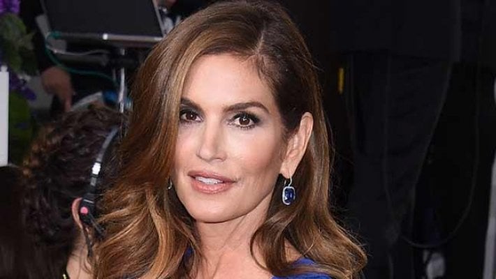 cindy-crawford-at-the-golden-globes-136396131652203901-150213145200