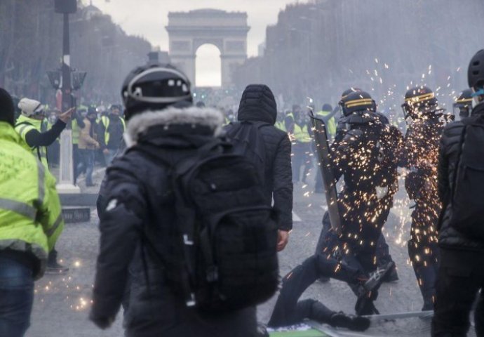 Novi sukobi u Parizu, policija ispalila suzavac na demonstrante