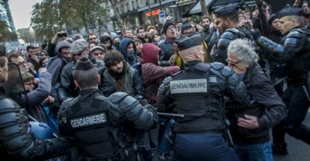 PARIZ: Jedna osoba poginula tokom protesta