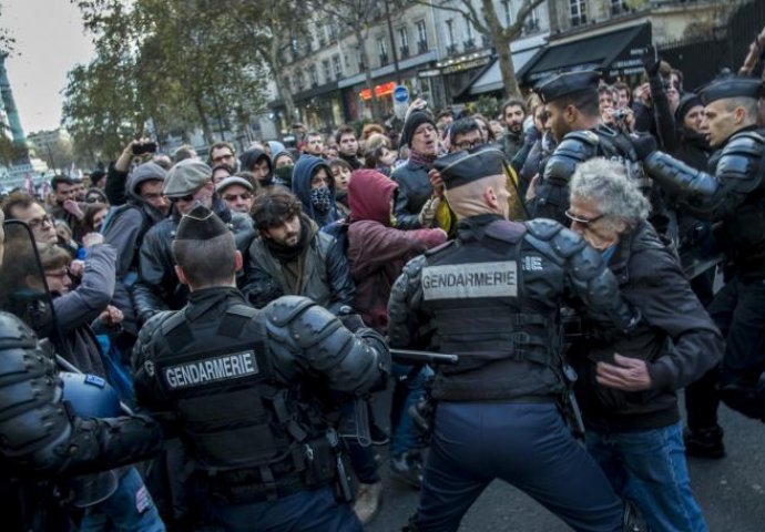 PARIZ: Jedna osoba poginula tokom protesta