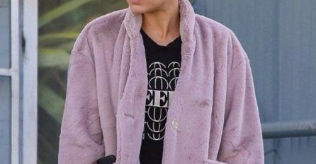 KUD JE POŠLA OVAKA: Poznata glumica prošetala gradom u kombinaciji kakvu vi NE BISTE NOSILI NI PO KUĆI, a tek kad vidite donji dio