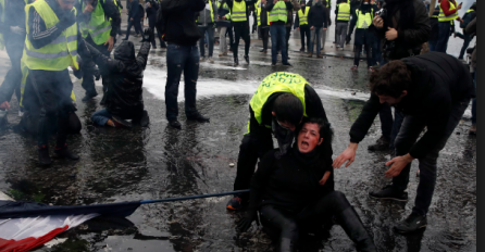 Protestanti u Parizu pretukli policajca pa ga pustili