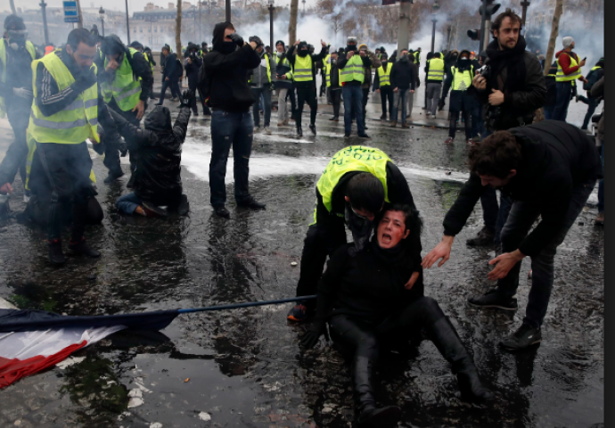 Protestanti u Parizu pretukli policajca pa ga pustili