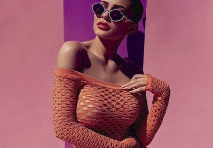 KYLIE JENNER SA OGROMNIM POPRSJEM POZIRALA BEZ BRUSA: Kaže da nema silikone, a objašnjenje je postalo hit!