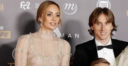 MODRIĆ ČEKAO DA GA PROZOVU, ALI SVI SU GLEDALI U NJEGOVU SUPRUGU: Gore zakopčana do grla, A DOLE SPEKTAKL (FOTO)
