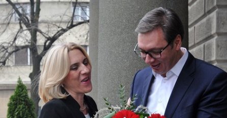 VUČIĆ SE ZACRVENIO, A ŽELJKA OD SREĆE BLISTALA: Pogledajte kakvo iznenađenje JE PRIREDIO PREDSJEDNIK SRBIJE! (FOTO)