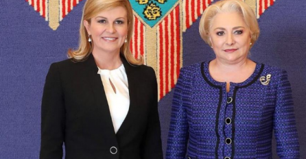 KOLINDA SVE IZNENADILA: Pozirala u USKOJ suknji s kolegicom, ali ovaj detalj u donjem dijelu NIKO nije moga da ne primijeti