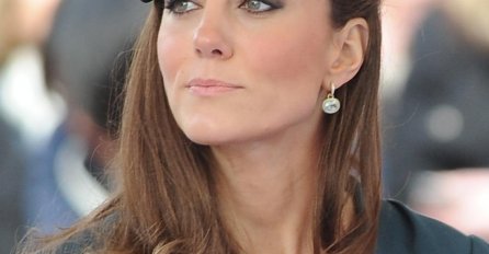 KEJT MIDLTON ODUŠEVILA SVE PRAZNIČNIM IZDANJEM! Božićna odjevna kombinacija vojvotkinje izgleda ovako!(FOTO)