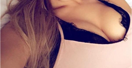 Pojavila se na tribinama i SVI SU GLEDALI U NJU: Atraktivna plavuša nikoga ne ostavlja ravnodušnim, a tek kad vidite donji dio sve će vam biti jasno