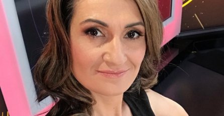 ZBOG OVE MAJICE NOVINARKA IZBAČENA IZ PARLAMENTA: Otkiva previše  (FOTO)