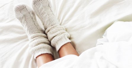 KAKO SPAVANJE U ČARAPAMA DJELUJE NA VAŠ ORGANIZAM? Prednosti i nedostaci odlaska u krevet sa čarapama na nogama!