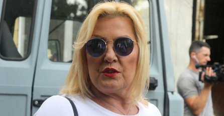 ISPLIVAO ŠOKANTAN VIDEO, SNEŽANA ĐURIŠIĆ RAZBIJA ČAŠE I TANJIRE U KAFANI; Konobari pobjesnili, ŠTA JOJ BI??