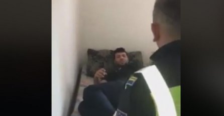 MIGRANTI U BIHAĆU ZAUZELI PRIVATNU KUĆU, A ONDA JE DOŠLA POLICIJA: 'Diži se bolan. Ti k'o da si u svojoj kući' (VIDEO)