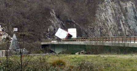 ZBOG PREVRTANJA ŠLEPERA OBUSTAVLJEN SAOBRAĆAJ, VOZAČIMA SE SAVJETUJE POJAČAN OPREZ