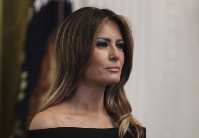 SVI JOJ GLEDALI U CRNU HALJINU: Melania uhvatila Donalda za ruku, pa prošetali zaljubljeno! 