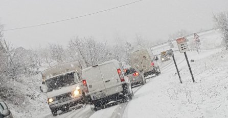 VAŽNO UPOZORENJE ZA SVE VOZAČE: Snijeg je počeo padati, na ovim dionicama POJAČAJTE PAŽNJU!