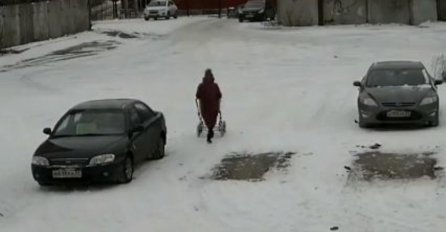 MAJKA JE GURALA KOLICA SA BEBOM PO SNIJEGU: Danas svi pričaju o ovom snimku! (VIDEO)