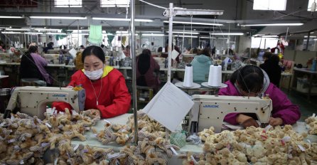 OTKRIVENI UŽASNI USLOVI RADA U KINESKOJ FABRICI IGRAČAKA: Kad čujete koliku platu imaju ove radnice neće vam bit dobro!