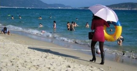 KUPILA SKUPE ČIZME I NE SKIDA IH: Lude fotografije koje dokazuju da je svaka plaža puna iznenađenja, broj 9 je NADMAŠILA SVE 