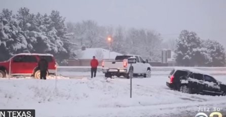 SNJEŽNA OLUJA PARALISALA CIJELU DRŽAVU: Automobili lete po ulicama, letovi otkazani, pogledajte UŽASNE PRIZORE! (FOTO, VIDEO)