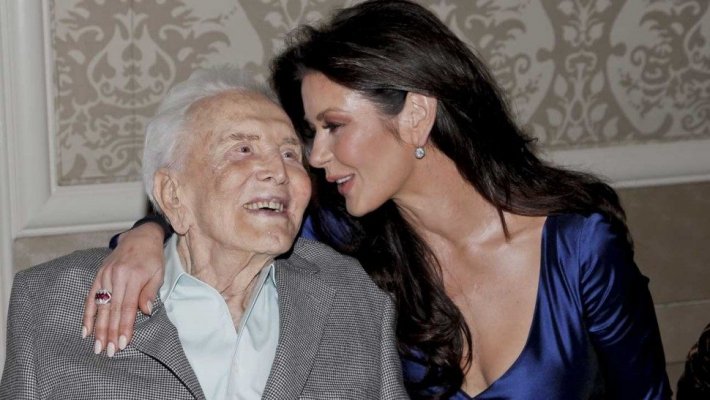 kirk-douglas-catherine-zeta-jones-gettyimages-872625962-1280