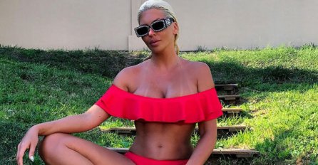 Karleuša vrelim fotkama zapalila internet: UŠLA U LIFT, IZBACILA GRUDI, PA NAPRAVILA HAOS, DONJI DIO NIJE ZA ONE SA SLABIM SRCEM