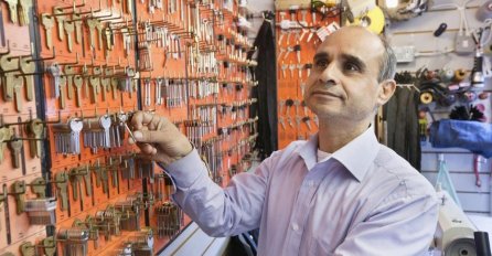 IZGUBILA SAM KLJUČ OD STANA I OTIŠLA DA GA NAREŽEM: Kad sam čula šta BRAVAR TRAŽI OD MENE, počela sam plakati od muke! 