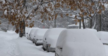 PALO 60 CENTIMETARA SNIJEGA, SNJEŽNA OLUJA OKOVALA CIJELU DRŽAVU: Haos na cestama, izdali upozorenje 