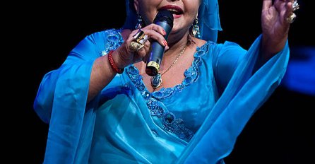  ODGOJILA GA ESMA REDŽEPOVA a sada je velika muzička zvijezda! Osvojio prestižnu nagradu  “Zlatnu trubu” i zahvalio se NJOJ riječima koje prolamaju srce 