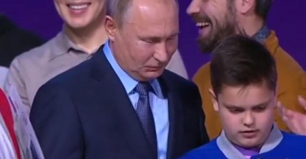 DJEČAK ZAMOLIO PUTINA DA NAPRAVE SELFIE: Telefon je zakočio, a pogledajte reakciju RUSKOG PREDSJEDNIKA! (VIDEO)