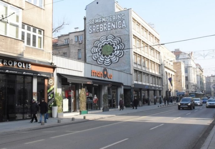 Cvijet Srebrenice na fasadi zgrade u Titovoj ulici u Sarajevu