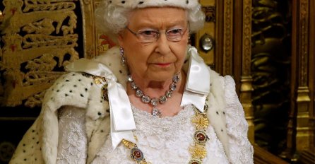 OVU VELIČINU GRUDNJAKA NOSI KRALJICA: Žena koja je to otkrila ODMAH JE PROTJERANA, sa njom više ne žele da surađuju!