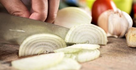 NEĆETE PUSTITI NI SUZE: Ovaj trik će vam pomoći da ISIJEČETE LUK bez plakanja! (VIDEO)