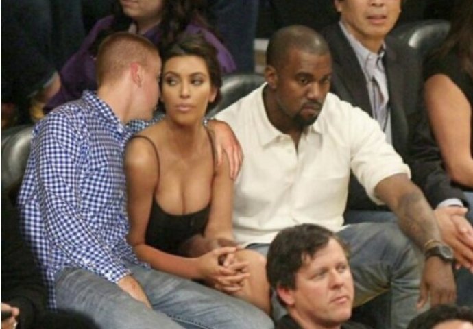 POSTAO HIT NA INTERNETU TAKO ŠTO SE UBACIO U SLIKE POZNATI : Ovo što je uradio Rihanni će vas nasmijati do suza