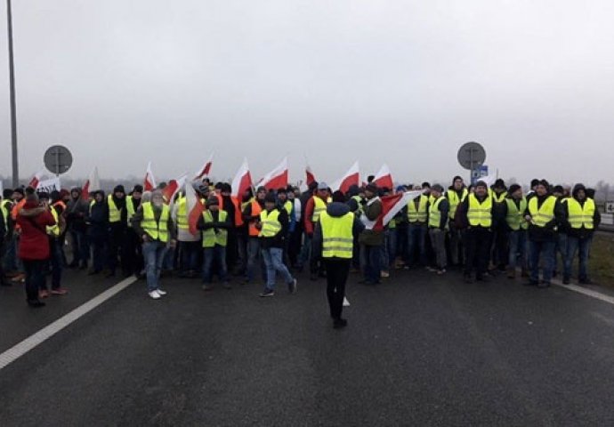 VARŠAVA: Desetine farmera u žutim prslucima blokirali saobraćaj 