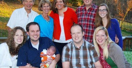 ŽELJELI SU SAVRŠENU PORODIČNU SLIKU: Zbog jednog detalja iza njih ne smiju ni u ram da je stave 