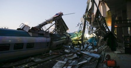 Devet osoba poginulo i 50 povrijeđeno u željezničkoj nesreći u Turskoj