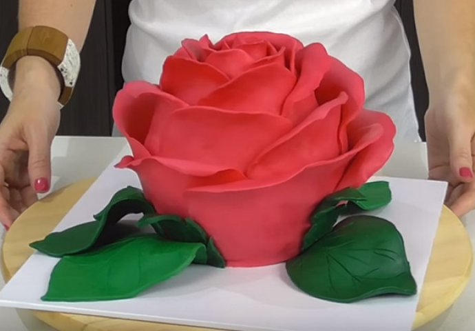 NAPRAVILA JE PRELIJEPU TORTU U OBLIKU RUŽE: Ali pričekajte dok ne vidite unutrašnjost (VIDEO)