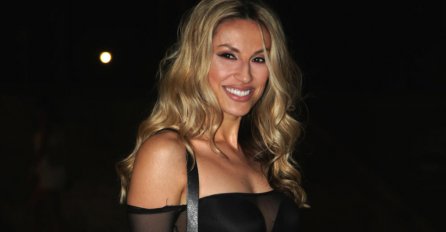 Radi ispale grudi iz brusa: Pjevačica došla na snimanje u providnoj haljini, a onda se desilo ovo MUŠKARCIMA OČI ISPALE