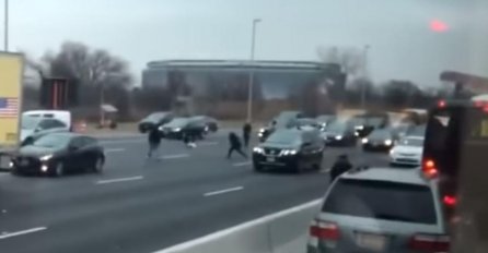 NESVAKIDAŠNJE SCENE NA AUTOPUTU: Novčanice letjele na SVE STRANE, vozači izlazili iz automobila ih pokupe (VIDEO)