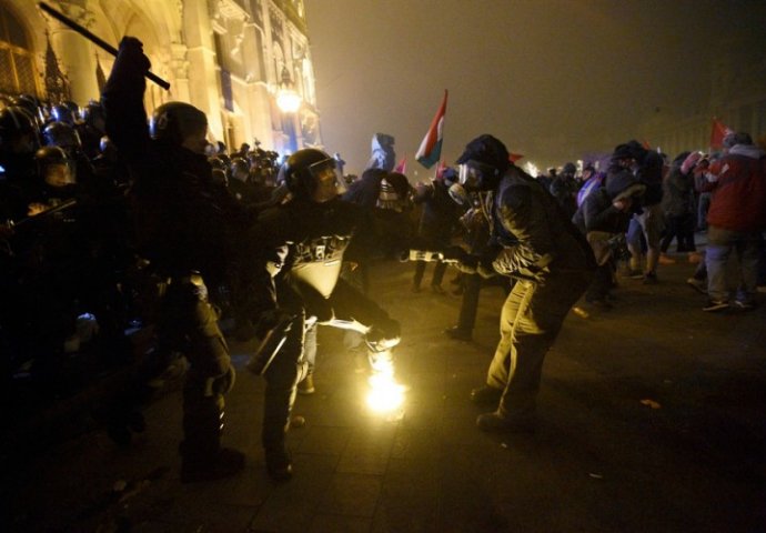 U Budimpešti sukobi demonstranata i policije, bačen suzavac