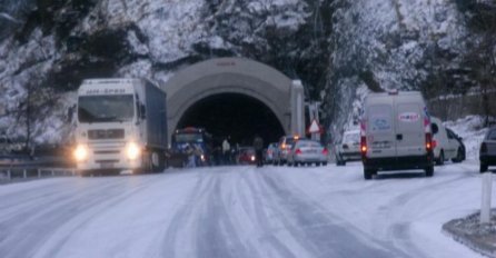POTPUNI KOLAPS, NE KREĆITE NA PUT AKO NE MORATE: Zatvorene ceste, a evo gdje je najgore 