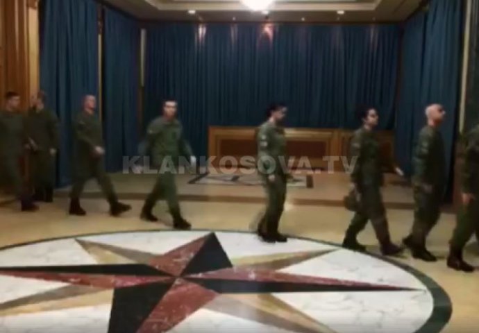 NOĆNA MORA VUČIĆA, KOSOVO DOBILO MINISTARSTVO ODBRANE I VOJSKU: Pogledajte kako su vojnici umarširali u parlament (VIDEO)