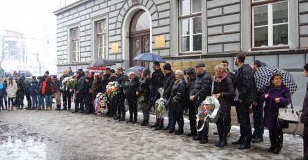 Položeno cvijeće na mjesto masakra u Sarajevu: Da se nikada ne zaboravi