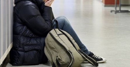 CIJELI RAZRED JE VRIJEĐA JER NEMA NAJNOVIJI TELEFON: "Sjedim sama u klupi jer sam siromašna, nepodnošljivo je!“